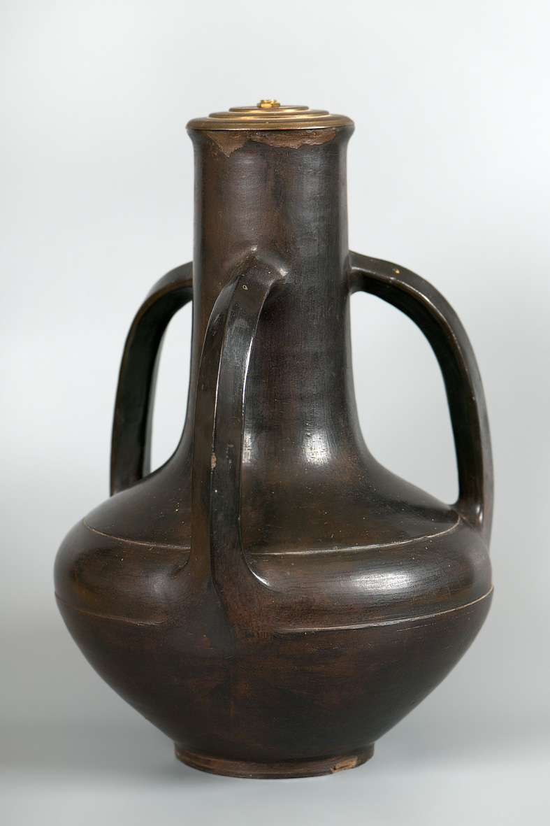 Vase noir à trois anses